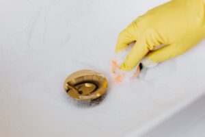 Abfluss verstopft: Schnelle Lösungen oder doch professionelle Abflussreinigung?